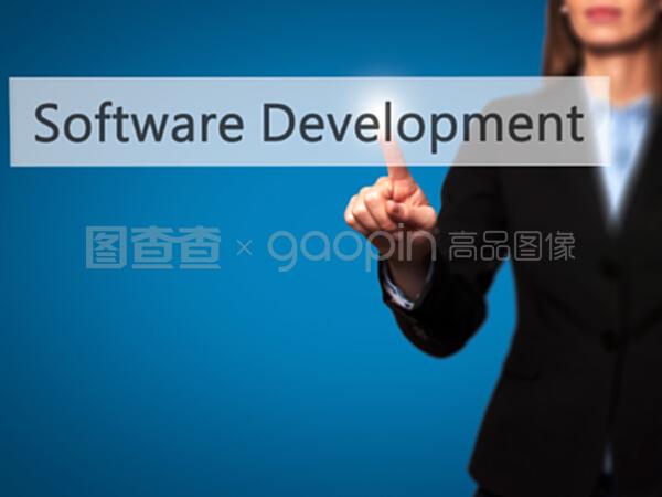 指尖商機 女商人按下技術按鈕，開啟軟件開發與銷售新篇章